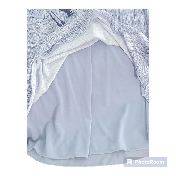 Beautiful flowy top with butterfly split sleeves. - Picture 4 of 6